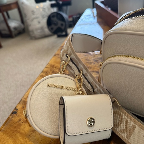 Women's White Jet Set Leather Medium
Crossbody Bag With Case For Apple AirPods - Picture 2 of 11